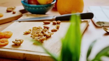 Badem ve cevizleri kesme tahtasına kapatın. 4k görüntü