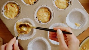 Fırıncı kağıt kek formlarını hamurla dolduruyor. Ev yapımı kek tarifi. 4k görüntü