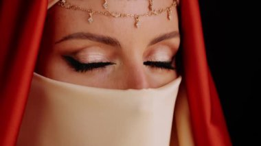 Kameraya bakan tesettürlü güzel Müslüman kadın portresi. 4k Slow Motion Görüntüsü