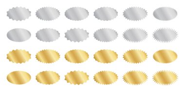 Dalgalı kenarlı gümüş ve altın oval çıkartmalar. Metalik kıvrımlı etiketler, rozetler, fiyat etiketleri, kuponlar, beyaz arka planda izole edilmiş kaliteli çıkartmalar. Vektör illüstrasyonu.