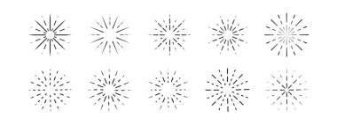Flaş, patlama ya da ışık efektleri. Kıvılcım, pırıltı, ışık ya da işaret fişeği. Havai fişekler ya da güneş patlaması ikonları. Beyaz arka planda izole edilmiş zarif dekoratif unsurlar. Vektör grafik illüstrasyonu.