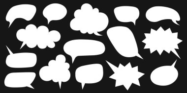 Bir dizi şirin konuşma balonu şablonu. Beyaz diyalog balonları, mesaj kutuları, alıntı çerçeveleri, mesaj etiketleri, siyah arka planda izole edilmiş iletişim etiketleri. Vektör illüstrasyonu.