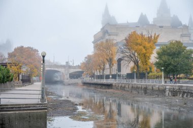 Ottawa, Ontario - 19 Ekim 2022: Sisli bir sabahta Parliament Hill yakınlarındaki Rideau Kanalı manzarası.