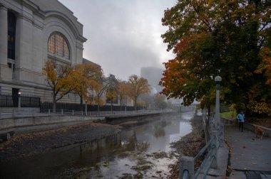 Ottawa, Ontario - 19 Ekim 2022: Sisli bir sabahta Parliament Hill yakınlarındaki Rideau Kanalı manzarası.