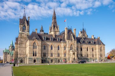 Ottawa, Ontario - 19 Ekim 2022: Kanada Parlamento Tepesi 'ndeki Batı Bloğu cephesi güzel bir günde zarifçe yükselirken görüldü.