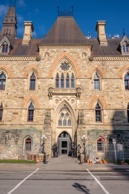 Ottawa, Ontario - 19 Ekim 2022: Kanada Parlamento Tepesi 'ndeki Batı Bloğuna Siyasiler Giriyor.