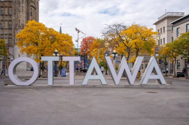 Ottawa, Ontario - 19 Ekim 2022: Ottawa 'nın Byward Market bölgesinde gündüz vakti ünlü Ottawa tabelası.