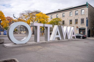 Ottawa, Ontario - 19 Ekim 2022: Ottawa 'nın Byward Market bölgesinde gündüz vakti ünlü Ottawa tabelası.