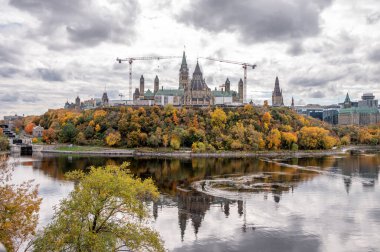 Ottawa, Ontario - 19 Ekim 2022: Ottawa, Ontario 'daki Parliamnet Hill' deki parlamento binalarının görüntüsü.