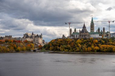 Ottawa, Ontario - 19 Ekim 2022: Ottawa, Ontario 'daki Parliament Hill' deki binaların manzarası