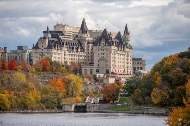 Ottawa, Ontario - 19 Ekim 2022: Ottawa, Ontario 'daki Chateau Laurier manzarası.