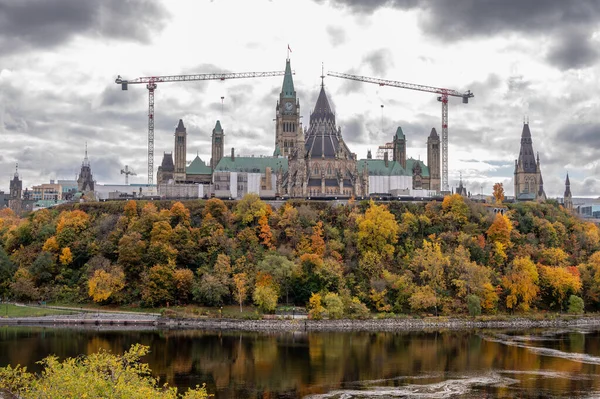 安大略省渥太华 2022年10月19日 安大略省渥太华Parliamnet Hill的议会大楼视图 — 图库照片