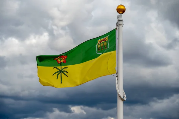 曇ったカナダの日にカナダのサスカチュワン州の旗 — ストック写真