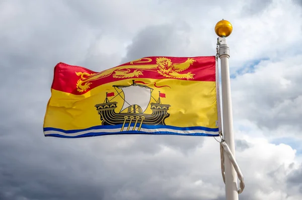 Vlajka New Brunswick Vzdání Zamračený Kanadský Den — Stock fotografie
