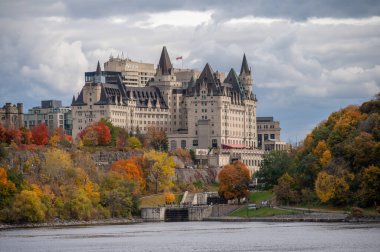 Ottawa, Ontario - 19 Ekim 2022: Ottawa, Ontario 'daki Chateau Laurier manzarası.