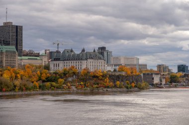 Ottawa, Ontario - 19 Ekim 2022: Sonbaharda Kanada Yüksek Mahkemesi binasının cephesi.