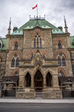 Ottawa, Ontario - 19 Ekim 2022: Kanada Parlamento Tepesi 'nin doğu bloğunun dış cephesi ve kuleleri.