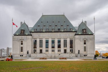Ottawa, Ontario - 19 Ekim 2022: Sonbaharda Kanada Yüksek Mahkemesi binasının cephesi.