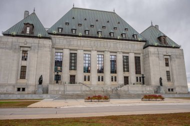 Ottawa, Ontario - 19 Ekim 2022: Sonbaharda Kanada Yüksek Mahkemesi binasının cephesi.