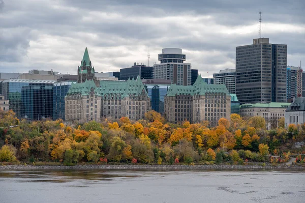 安大略省渥太华 2022年10月19日 安大略省渥太华议会山上的联邦和联邦建筑景观 — 图库照片