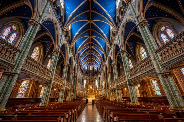 オンタリオ州オタワ 2022年10月19日 ノートルダム大聖堂の内部は カナダのオタワの教会の大聖堂です1990年にカナダの国立歴史史跡に指定されました — ストック写真