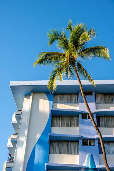 夏威夷火奴鲁鲁 2022年12月26日 威基基一幢公寓楼外墙漆成蓝色 — 图库照片