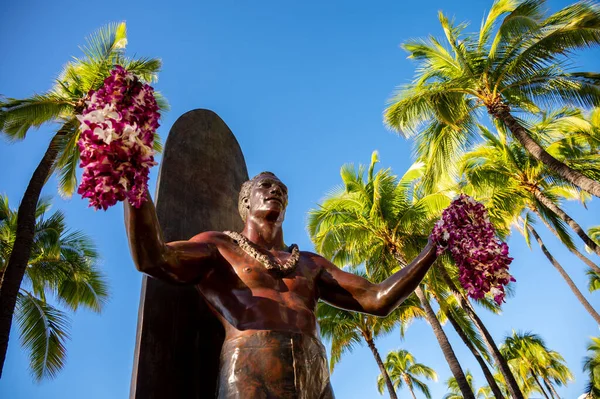 Honolulu Hawaii December 2022 Duke Kahanamoku Statue Front Kuhio Beach — Fotografia de Stock