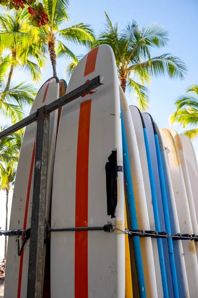 ハワイ州ホノルル 2022年12月26日 ワイキキビーチのサーフボードがビーチレンタルショップのラックに立っています — ストック写真