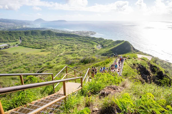 夏威夷火奴鲁鲁 2022年12月27日 游客在钻石头观光路上徒步旅行 — 图库照片