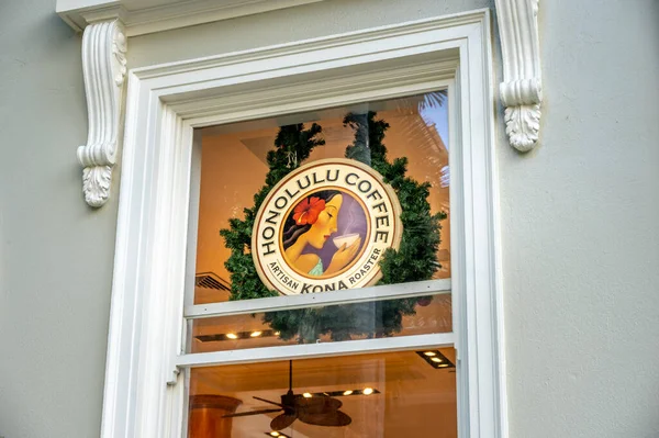 Honolulu, Hawaii - 29 Aralık 2022: Moana Surfrider 'daki Honolulu Kahve Tabelası.