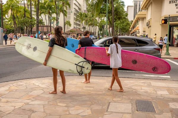 ハワイ州ホノルル 2022年12月29日 ワイキキビーチにサーフボードを運ぶ家族 — ストック写真