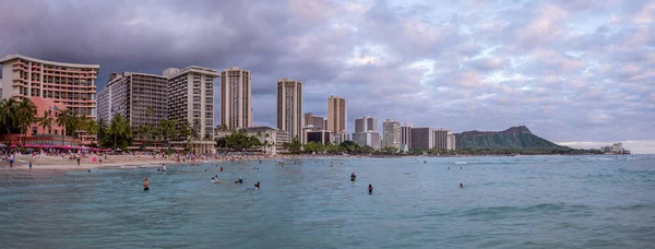 ハワイ州ホノルル 2022年12月29日 遠くにダイヤモンドヘッドバルカノとワイキキビーチの眺め — ストック写真