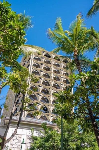 ハワイ州ホノルル 2022年12月30日 カラカウア通りのワイキキ ガレリア タワーを見上げる — ストック写真