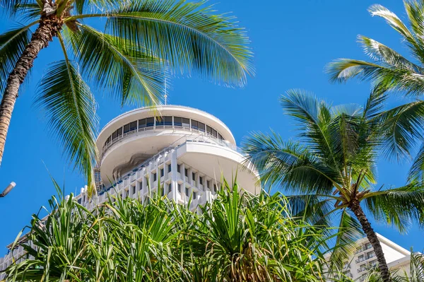 ハワイ州ホノルル 2022年12月30日 カラカウア通りのワイキキ ガレリア タワーを見上げる — ストック写真