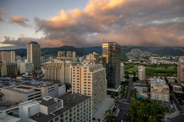 Gün Batımında Waikiki Silueti Dağlara Bakıyor — Stok fotoğraf