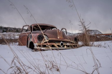 Soğuk çorak topraklarda terk edilmiş araçlar..