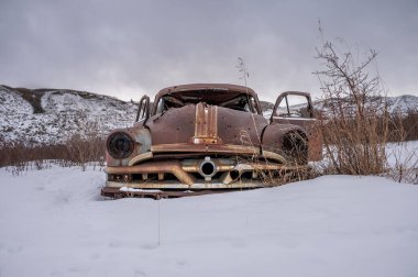 Soğuk çorak topraklarda terk edilmiş araçlar..