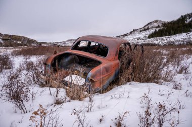 Soğuk çorak topraklarda terk edilmiş araçlar..