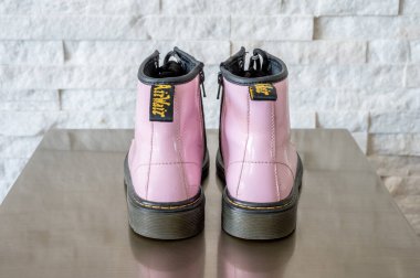 Calgary, Alberta - 29 Ocak 2023: Pembe deri Dr. Martens çocuk botları.