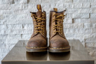 Calgary, Alberta - 29 Ocak 2023 Kahverengi deri Dr. Martens çocuk botları.
