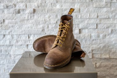 Calgary, Alberta - 29 Ocak 2023 Kahverengi deri Dr. Martens çocuk botları.