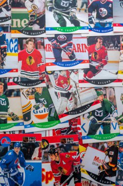 Calgary, Alberta - 12 Ocak 2023: Eski ulusal hokey ligi oyuncusu hokey kartları.