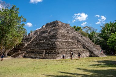 Costa Maya, Meksika - 29 Mart 2023: Kosta Maya limanının yanındaki Chacchoben ormanındaki antik Maya kalıntılarında turistler.