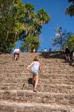 Costa Maya, Meksika - 29 Mart 2023: Kosta Maya limanının yanındaki Chacchoben ormanındaki antik Maya kalıntılarında turistler.