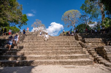Costa Maya, Meksika - 29 Mart 2023: Kosta Maya limanının yanındaki Chacchoben ormanındaki antik Maya kalıntılarında turistler.