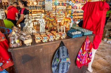 Costa Maya, Meksika - 29 Mart 2023: Kosta Maya limanının yanındaki Chacchoben ormanındaki antik Maya kalıntılarından turist dükkanları.