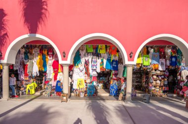 Costa Maya, Meksika - 3 Mart 2023 Costa Maya gemi terminalindeki tesislerin manzarası ve manzarası.