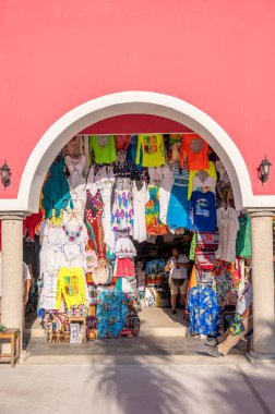 Costa Maya, Meksika - 3 Mart 2023 Costa Maya gemi terminalindeki tesislerin manzarası ve manzarası.