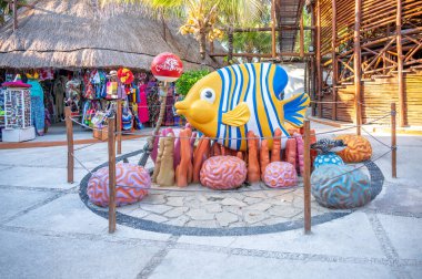 Costa Maya, Meksika - 3 Mart 2023 Costa Maya gemi terminalindeki tesislerin manzarası ve manzarası.