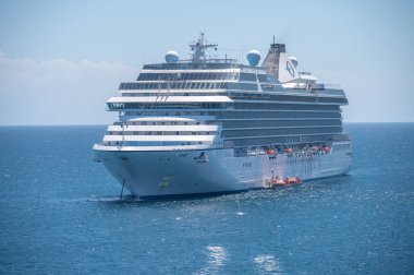 Roatan, Honduras - 30 Mart 2023: Karayip Denizi 'ndeki Roatan' da Oceana Marina yolcu gemisi.